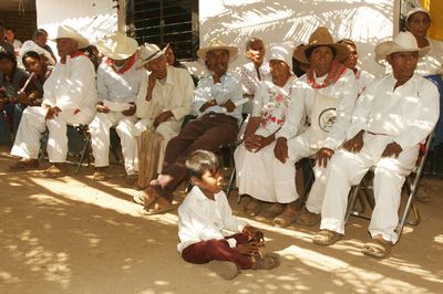 Autoridades tradicionales de Ayotitlán: Foto Víctor Camacho, La Jornada, marzo 2006