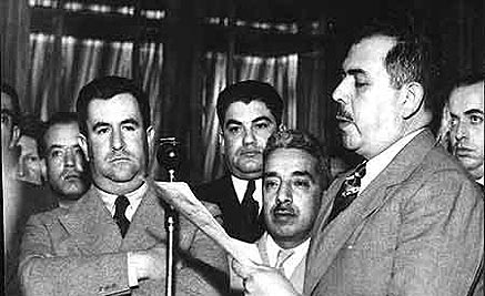 Lázaro Cárdenas lee decreto de la expropiación petrolera, 18 marzo 1938