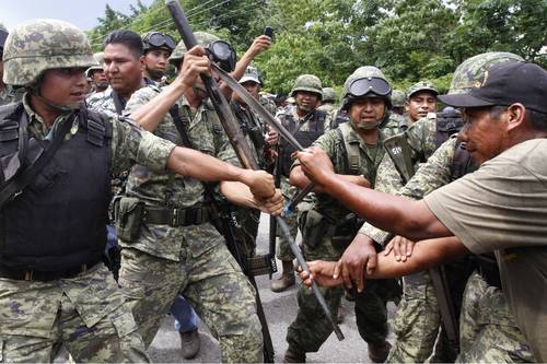 Soldados intentan desarmar a autodefensas de Guerrero, 27 agosto 2013. Foto: Javier Verdin, La Jornada.
